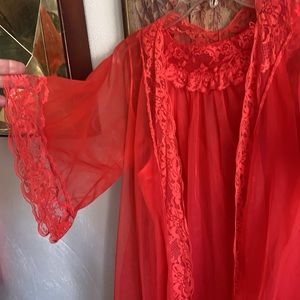 60s 70s VINTAGE BOHO ETHEREAL RED FEMME CHEMISE & ROBE VINTAGE LINGERIE COOR SET